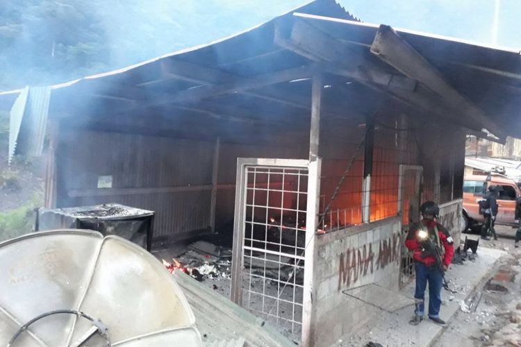 Kondisi kios di sekitar Asrama Polsek Tembagapura Mile 68, Kampung Utikini, Kecamatan Tembagapura, Kabupaten Mimika, Papua, yang terbakar, Minggu (5/11/2017). Kebakaran itu diduga akibat ulah kelompok kriminal bersenjata.