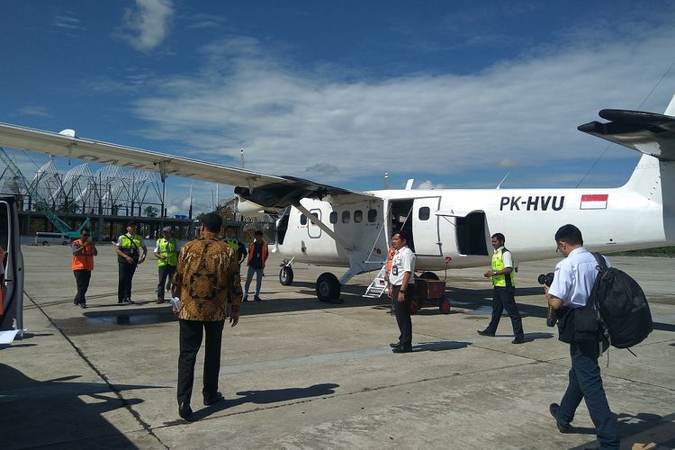 Menteri Perhubungan Budi Karya Sumadi bersiap menaiki pesawat milik salah satu operator penerbangan perintis di Bandara Timika Papua, Rabu (20/12/2017).