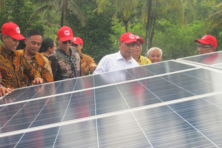 Menteri Riset Teknologi dan Pendidikan Tinggi (Menristekdikti) RI Mohamad Natsir, (baju putih) melihat panel surya Sistem Pengolahan Air Minum (SPAM) Sistem Pompa Air Tenaga Surya (SPATS) di Desa Temuireng, Panggang, Gunungkidul.