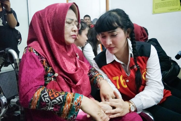 Artis peran Roro Fitria meminta maaf pada sang ibu di Pengadilan Negeri Jakarta Selatan, Rabu (10/10/2018).