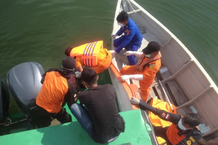 Tim gabungan Basarnas, Polairud dan Kepolisian Sektor Bantan mengangkat tiga jenazah yang ditemukan tengah mengapung di perairan Selat Malaka di Desa Pambang, Kabupaten Bengkalis, Sabtu (1/12/2018)