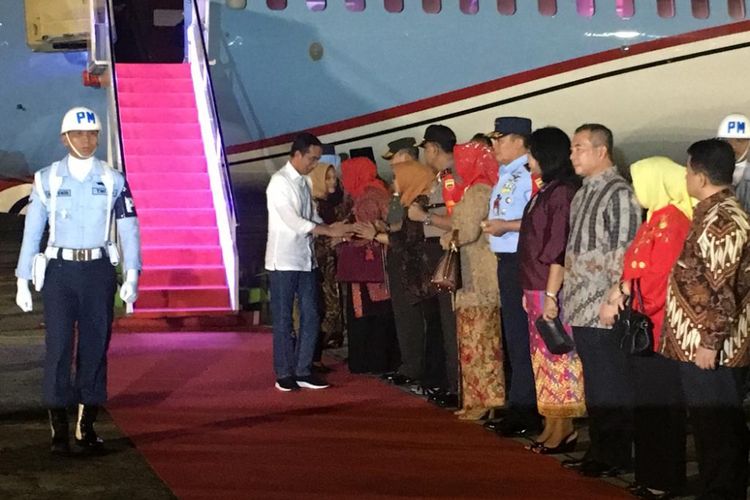 Presiden Jokowi tiba di Pangkalan TNI Angkatan Udara Roesmin Nurjadin pukul 21.30 WIB, Jumat (14/12/2018).