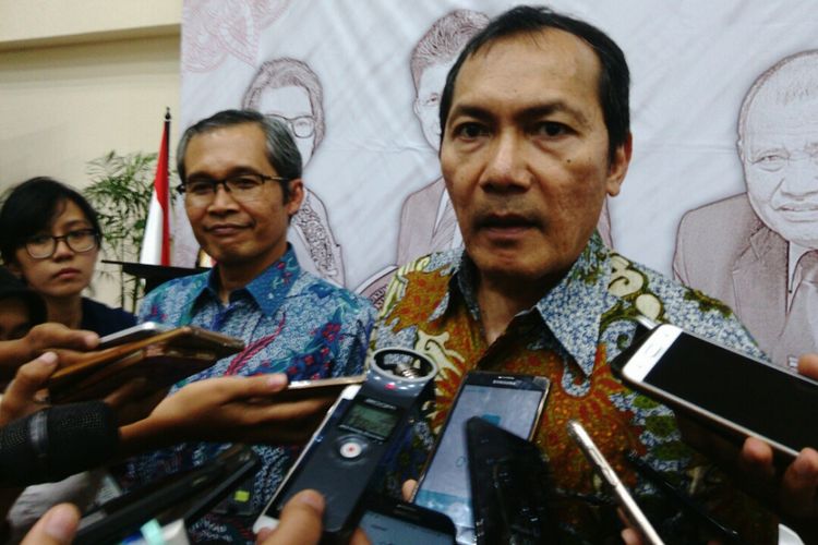 Wakil Ketua Komisi Pemberantasan Korupsi (KPK) Saut Situmorang (kanan foto) dan Wakil Ketua KPK Alexander Marwata (kiri foto) di gedung KPK, Kuningan, Jakarta. Rabu (16/8/2017)