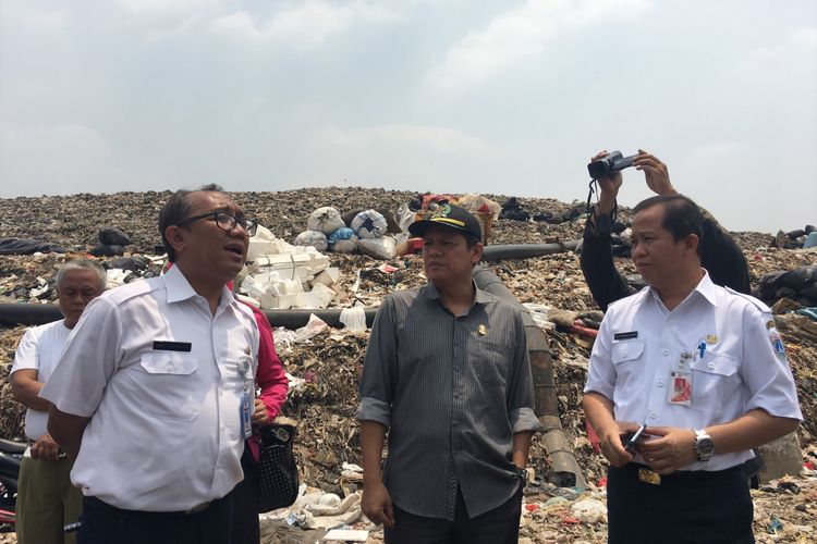 Anggota DPRD Kota Bekasi Komisi II, Ariyanto Hendrata (tengah) dan Wakil Kepala Dinas Lingkungan Hidup DKI Jakarta, Ali Maulana Hakim (kanan) di TPST Bantar Gebang, Kota Bekasi, Rabu (20/9/2017). 