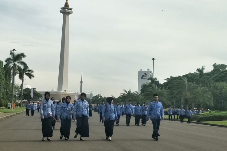Aparatur Sipil Negara usai mengikuti upacara Peringatan Hari Ulang Tahun Ke-46 Korps Pegawai Republik Indonesia (Korpri) di lapangan silang Monumen Nasional (Monas) Selatan, Jakarta Pusat, Rabu (29/11/2017).