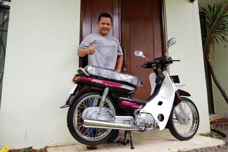 Zubastian berpose bersama Honda Astrea Grand hasil rsetorasi yang baru saja dijualnya seharga Rp 80 juta kepada seorang rekannya.