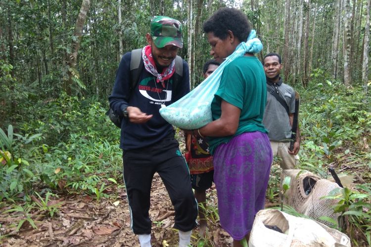 Perawat Tim Nusantara Sehat, Merixz, memberikan imunisasi di tengah hutan kepada seorang bayi berusia 2 bulan. Para tenaga kesehatan ini ditugaskan di Distrik Ninati, Boven Digoel, Papua.