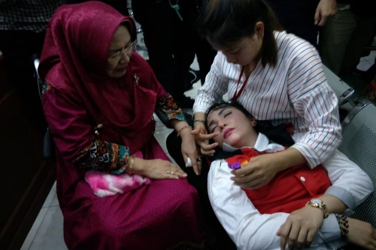 Artis peran Roro Fitria jatuh pingsan sesaat setelah mendengar tuntutan dari jaksa penuntut umum di Pengadilan Negeri Jakarta Selatan, Kamis (4/10/2018).