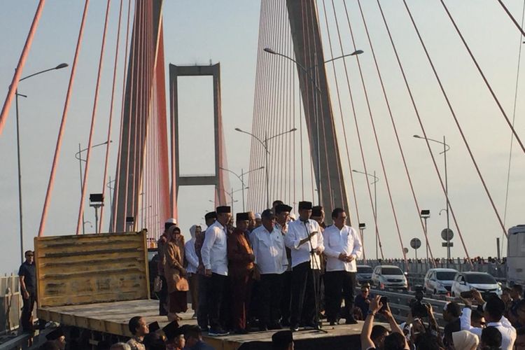 Presiden Joko Widodo meresmikan pembebasan tarif Tol Jembatan Suramadu, Sabtu (27/10/2018). Dengan demikian, status infrastruktur konektivitas ini berganti menjadi Jembatan Suramadu tanpa embel-embel tol.