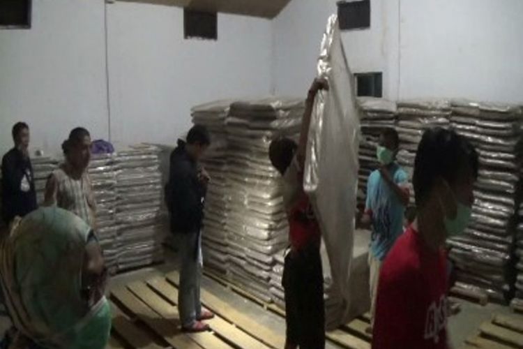 Ribuan bilik dan kotak suara pilpres dan pileg telah tiba di gudang KPUD Mamasa Sulawesi barat. Logistik pemilu tersebut diamankan di gudang sebelum pelaksanaan hari h pemilu padaapril 2019 mendatang.