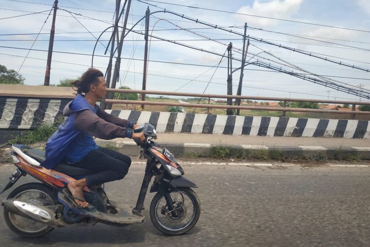 Pemotor di Jalur Pantura yang tidak menggunakan helm