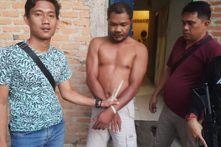 Efran Paya Koli (38) warga Tanjunguncang, Batam, Kepulauan Riau akhirnya ditangkap polisi, Minggu (20/1/2019) siang tadi. Pria yang sudah lama tidak bekerja ini diamankan polisi karena telah melakukan perbuatan asusila kepada tiga anak tetangganya.
