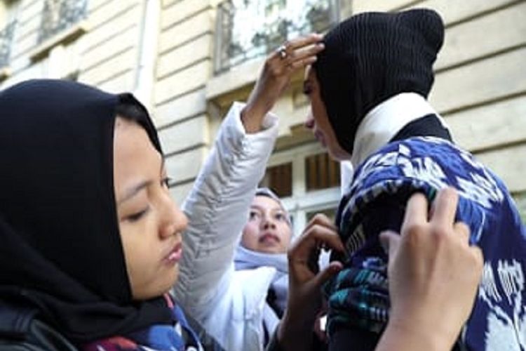Fitria Noor Aisyah (19) dan Farah Aurellia Majid (17), siswi SMK asal Kudus, sukses membawa kain troso asal Jepara melenggang di Paris, Perancis.