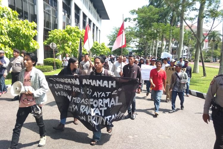 Ratusan nelayan tradisional korban pembangunan Pelabuhan Internasional Kijing, Kecamatan Sungai Kunyit, Kabupaten Mempawah, Kalimantan Barat, mendatangi Kantor Gubernur Kalimantan Barat, Kamis (2/5/2019).