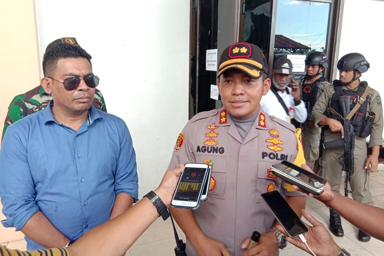 Kapolres Mimika AKBP Agung Marlianto didampingi Ketua KPU Mimika Indra Ebang Ola