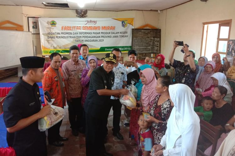 Wakil Bupati Demak, Joko Sutanto secara simbolis menyerahkan paket sembako murah kepada warga kurang mampu di Balai Desa Gemulak , Kecamatan Sayung, Kabupaten Demak, Selasa (21/5/2019)