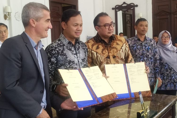Wali Kota Bogor Bima Arya Sugiarto bersama Jo Colas Iroda, sebuah perusahaan konsultan asal Perancis, usai melakukan penandatanganan nota kesepahaman dimulainya kajian trem di Kota Bogor,Jumat (6/9/2019).