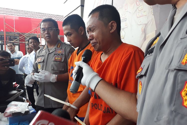 Aris Sugianto, pelaku pembunuhan mayat dalam koper mewek saat polisi merilis kasus di Mapolda Jatim, Senin (15/4/2019)