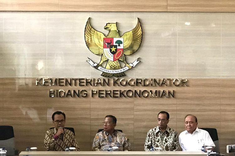 Menteri Koordinator Bidang Perekonomian Darmin Nasution bersama Menteri Perhubungan Budi Karya Sumadi saat menggelar konferensi pers soal penurunan harga tiket pesawat di Jakarta, Kamis (20/6/2019).