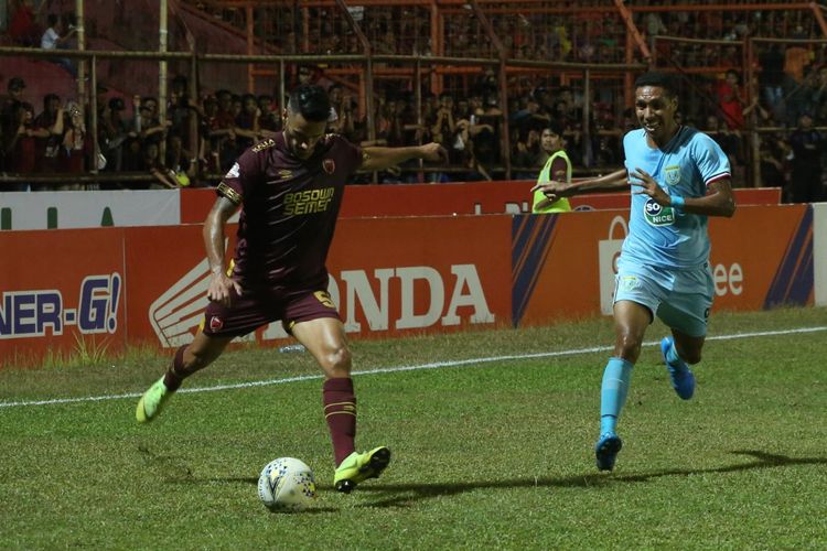 Gelandang PSM Makassar, Raphael Maitimo (kiri), lolos dari penjagaan, pemain tengah Persela Lamongan, Delvin Rumbino (kanan). Laga PSM Makassar vs Persela Lamongan di Stadion Andi Mattalatta, Minggu (1/9/2019), berakhir dengan skor 2-1. 