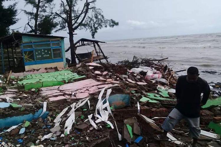 Sejumlah rumah warga di Dusun Karangjaya dan Dusun Pakis 1, Desa Tanjungpakis, Kecamatan Pakisjaya, Kabupaten Karawang, rusak akibat diterjang banjir rob.