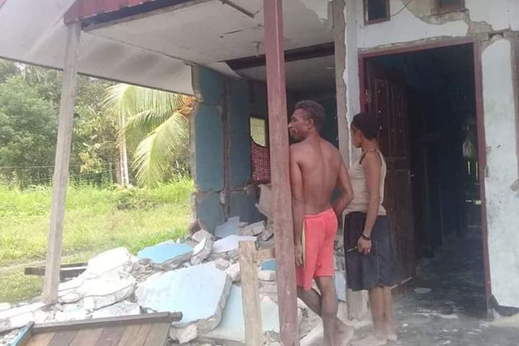 Badan Nasional Penanggulangan Bencana (BNPB) mencatat, 33 rumah warga rusak berat pasca-gempa bermagnitudo 6,3 mengguncang Kabupaten Sarmi, Papua, Kamis (20/6/2019) sekitar pukul 00.24 WIB.