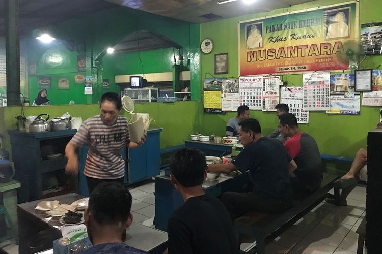 Suasana Warung Sate Kerbau Min Jastro, Kudus, Jawa Tengah. Sate kerbau merupakan salah satu makanan khas Kudus.