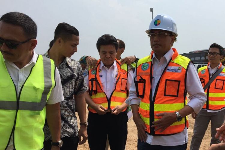 Menteri Perhubungan Budi Karya Sumadi saat meninjau proyek east cross taxiway di Bandara Soekarno-Hatta, Tangerang, Minggu (15/4/2018).