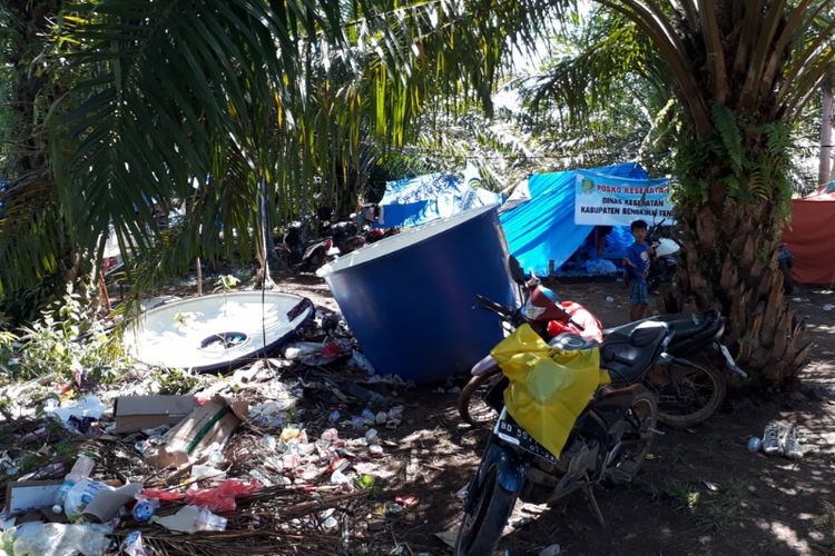 Salah satu pemandangan di pengungsian Desa Genting, tempat air bersih bercampur dengan sampah