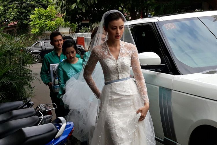 Mengenakan gaun pengantin, artis peran Kimberly Ryder tiba di Masjid Al-Ihsan, Jakarta Selatan Kebayoran Baru, Jakarta Selatan, Minggu (26/8/2018) pagi. Kimberly menikah dengan artis peran Edward Akbar.