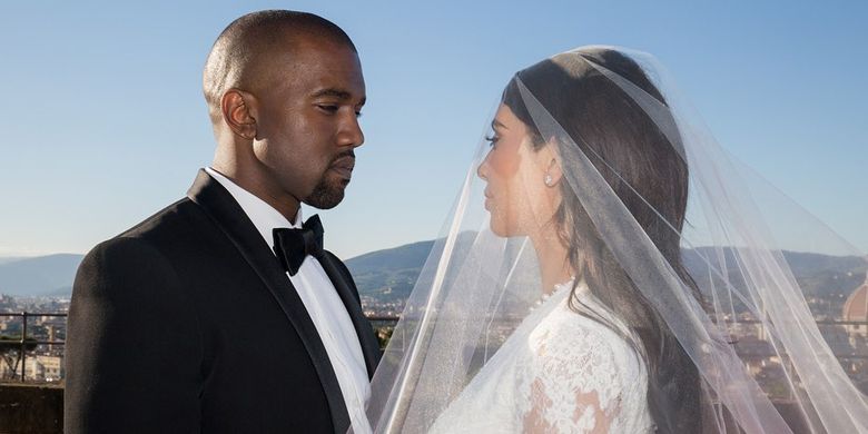 Kim Kardashian mengunggah kembali foto-foto pernikahannya dengan Kanye West lewat akun Instagramnya. Ini dilakukan Kim dalam rangka perayaan ulang tahun kelima pernikahan mereka.