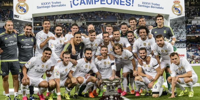 Para pemain Real Madrid berpose dengan Santiago Bernabeu Trophy.