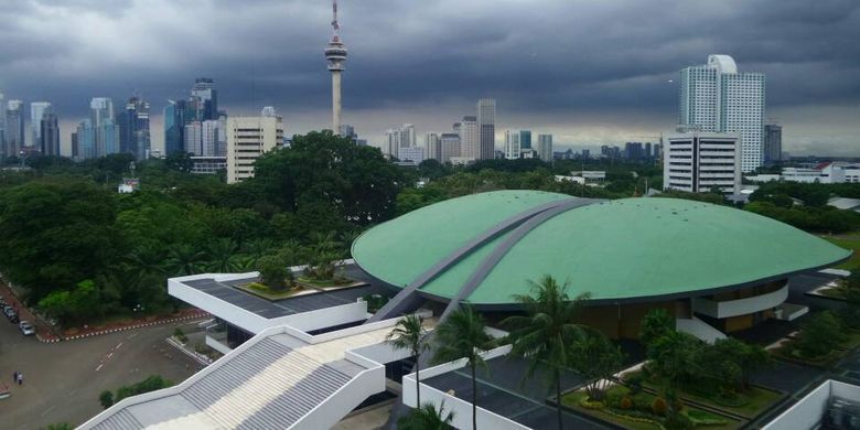 Pemandangan Kompleks DPR/MPR/DPD, di Senayan, Jakarta. Kawasan ini disebut sebagai model yang dibangun Soekarno dalam mengadopsi ruh keindonesian, khususnya dari betawi, terkait prinsip halaman dengan tanaman dan ruang air yang lebih luas dibandingkan bangunan.