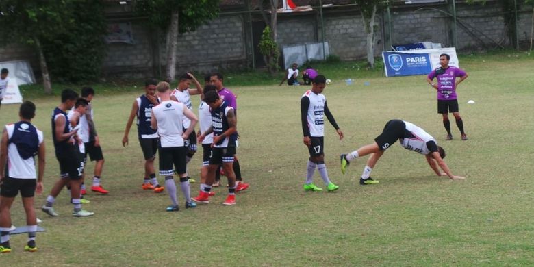 Skuad Bali United hanya menggelar uji tanding internal di Gelora Trisakti Legian untuk mengisi kekosongan setelah kompetisi Liga I Indonesia 2018