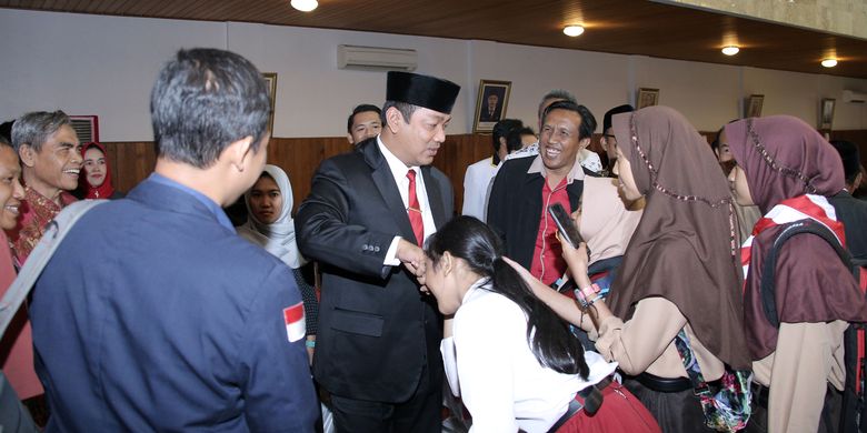 Wali Kota Semarang Hendrar Prihadi memberi ucapan selamat kepada para juara teladan dan berprestasi usai mendengarkan Pidato Kenegaraan Presiden Joko Widodo di Ruang Rapat Paripurna DPRD Kota Semarang, Jumat (16/8/2019).