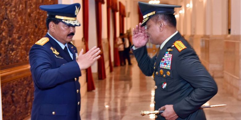 Jenderal Gatot Nurmantyo dan Panglima TNI Marsekal Hadi Tjahjanto saling memberi hormat usai pelantikan di Istana Negara, Junat (8/12/2017).