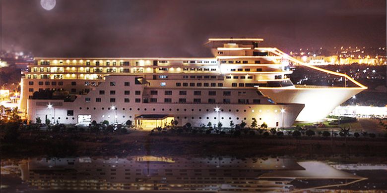 Pacific Palace Hotel, merupakan salah satu hotel berbintang yang unik dan menarik yang ada di Kota Batam, Kepulauan Riau (Kepri). Sebab selain hotelnya berdesain mewah, model hotel ini menyerupai kapal pesiar.
