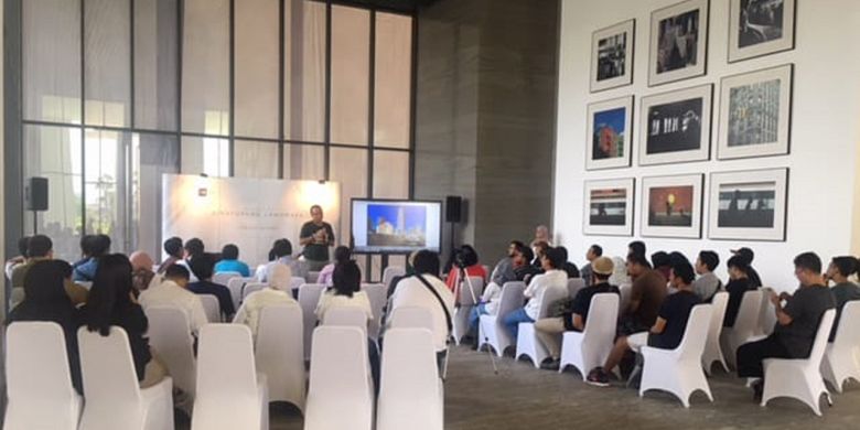 Arbain Rambey, jurnalis foto senior Harian Kompas, pada diskusi bersama komunitas fotografi dan komunitas drone di lobi Izzara Apartment, Jl TB Simatupang, Jakarta Selatan, Minggu (2/9/2018) lalu. 