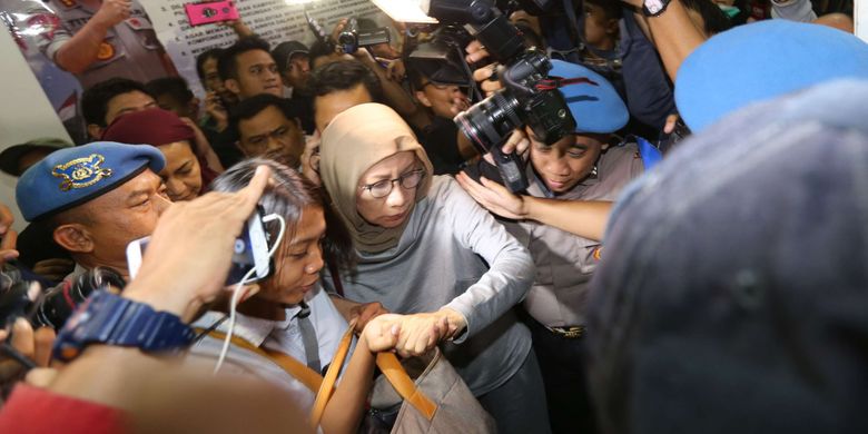 Mantan anggota Tim Kampanye Prabowo-Sandiaga Ratna Sarumpaet digelandang ke Mapolda Metro Jaya, Jakarta Selatan, Kamis (4/10/2018) malam. Ia diamankan di Bandara Soekarno Hatta, Tangerang.