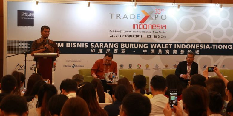 Kepala Bidang Karantina Produk Hewan, Kementerian Pertanian Iswan Haryanto (di podium) saat menjadi pembicara di Forum Bisnis Sarang Burung Walet Indonesia-Tiongkok, pada event Trade Ekspo Indonesia (TEI) 2018.
