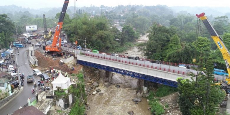 Proyek pelebaran jalur Puncak, Bogor.