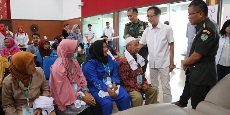 Sebanyak 70 penderita katarak mengikuti operasi katarak massal di Rumah Sakit Tk. II Dustira Cimahi, Bandung, Sabtu (15/12/18).