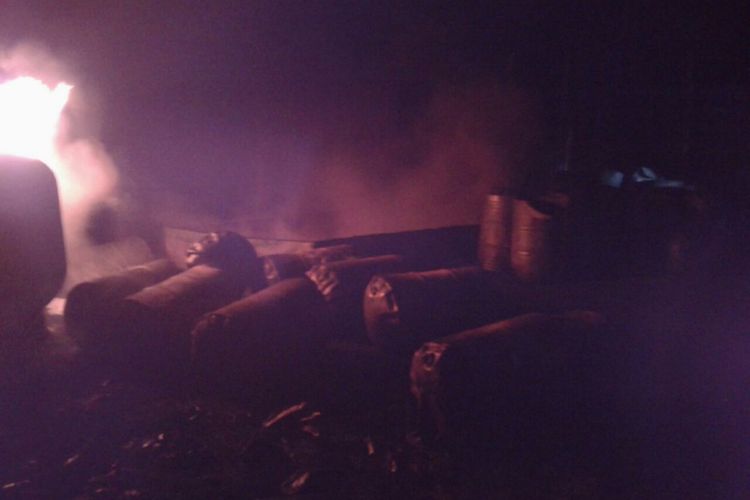 Kebakaran hebat melanda sebuah gudang oli bekas di dusun Pelem, desa Wiru, Kecamata Bringin, Kabupaten Semarang, Selasa (25/7/2017) petang. 