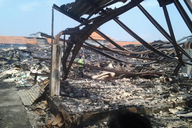 Polisi saat memeriksa puing-puing sisa kebakaran pasar Kaliwungu Kendal.
