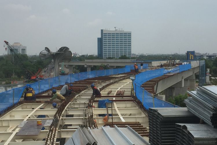 Beberapa pekerja tengah menggarap konstruksi rel Light Rail Transit (LRT) Palembang, Kamis (26/10/2017).
