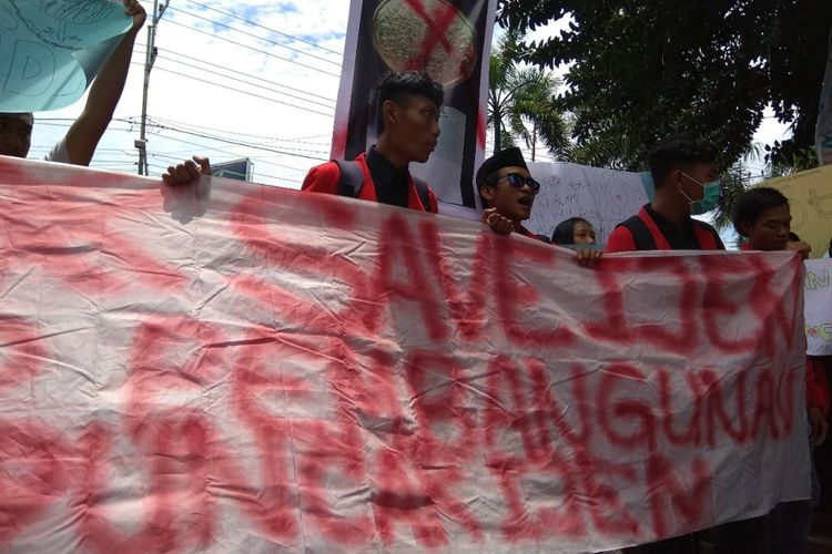 Mahasiswa menggelar demo penolakan pembangunan di puncak Gunung Ijen Kamis (9/11/2017).