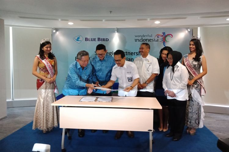 Blue Bird dengan Kementerian Pariwisata menandatangani kerjasama branding Wonderfull Indonesia, di Gedung Blue Bird Group, Mampang, Jakarta, Senin (26/3/2018).