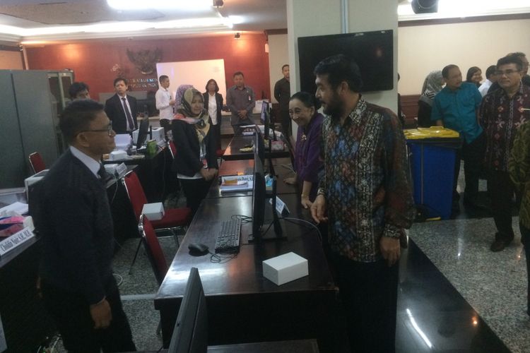 Ketua Mahkamah Konstitusi Anwar Usman melakukan peninjauan lokasi dan sarana prasana dukungan penanganan Sengketa Pilkada Serentak 2018 di Gedung Mahkamah Konstitusi, Jakarta, Kamis (5/7/2018).