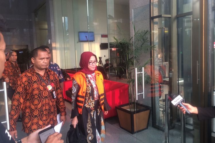 Mantan Wakil Ketua Komisi VII DPR RI  Eni Maulani Saragih usai diperiksa KPK di Gedung Merah Putih KPK, Jakarta, Rabu (12/9/3018).