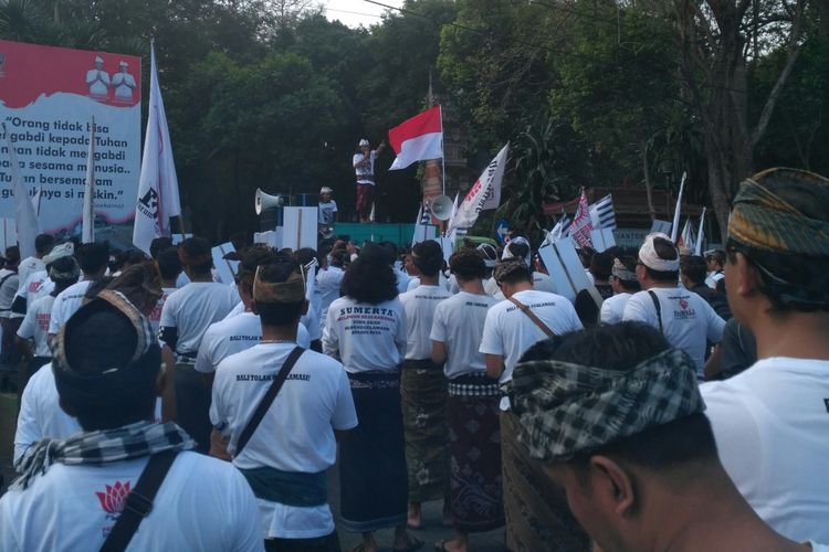 Ribuan warga Bali yang tergabung dalam ForBali kembali turun ke jalan menyuarakan sikap menolak rencana reklamasi Teluk Benoa